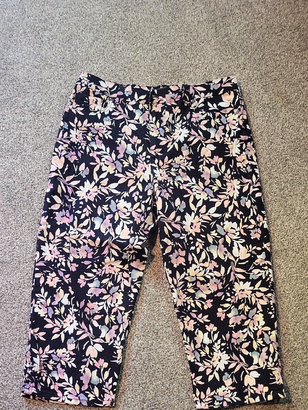 Gloria Vanderbilt Black Floral Capris with Pink and Cream Accents